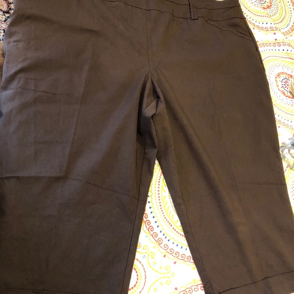 BNWOT Cuffed Capri Pants w/  Front & Back Pockets - Picture 2 of 7